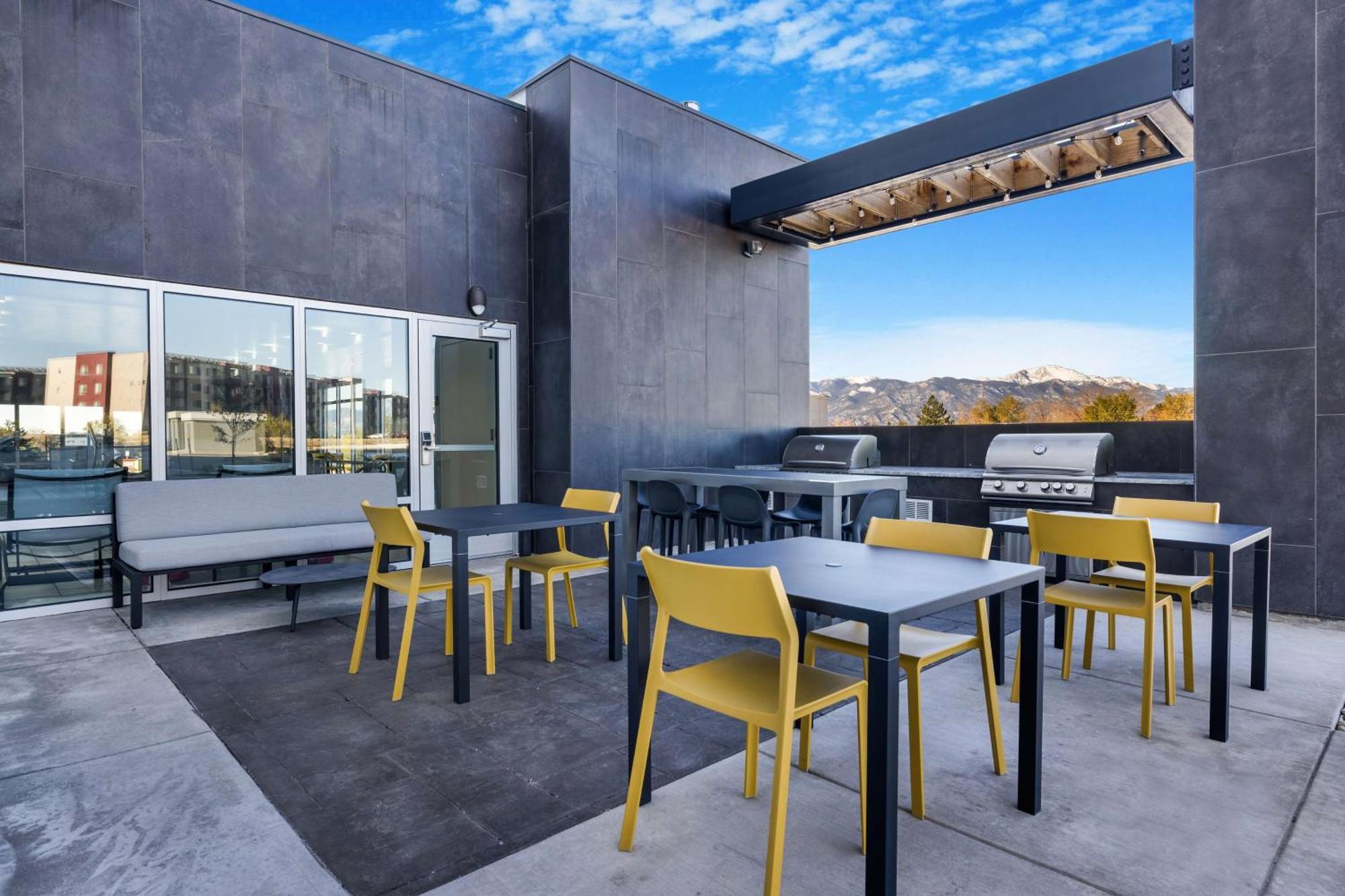 Home2 Suites By Hilton Colorado Springs Airport Exterior photo